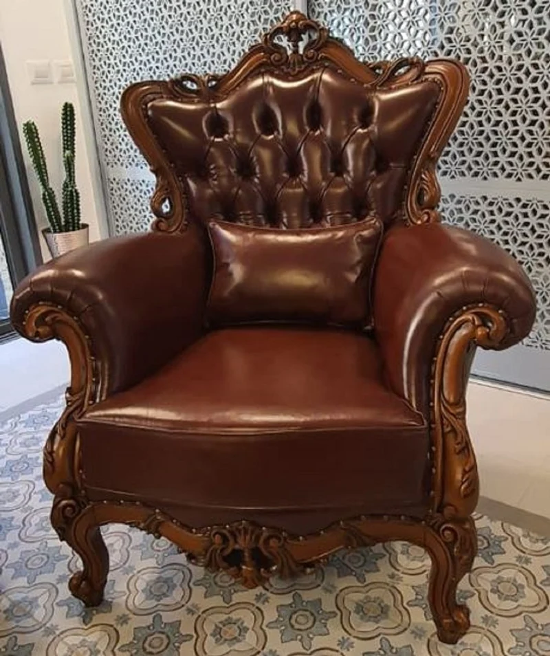 Casa Padrino Luxus Barock Leder Sessel Dunkelbraun / Braun - Wohnzimmer Echtleder Sessel mit dekorativem Kissen - Luxus Wohnzimmer Möbel im Barockstil - Barock Leder Möbel - Möbel Barockstil