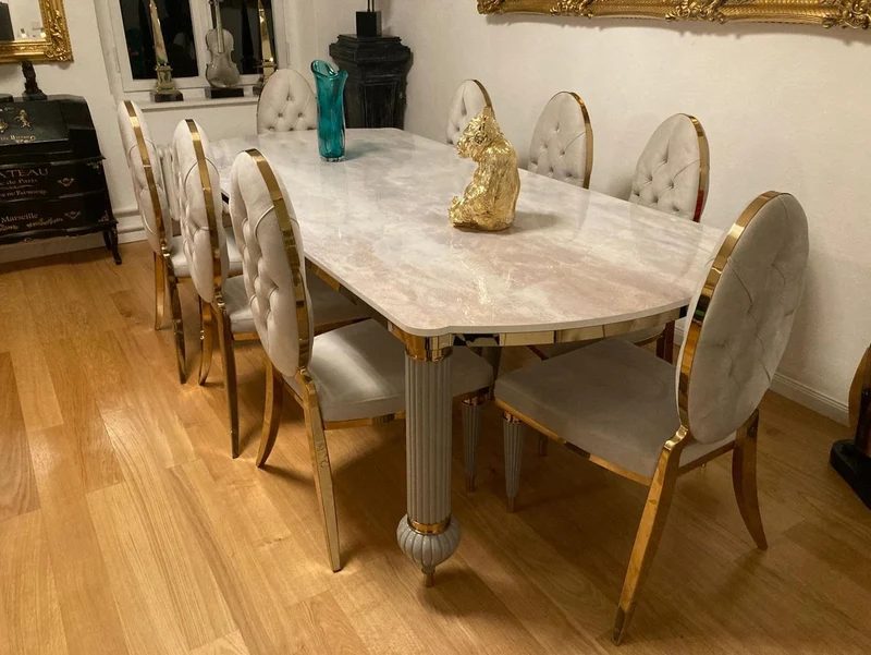 Casa Padrino Luxus Art Deco Esszimmer Set Weiß / Grau / Gold - 1 Art Deco Esstisch mit Kunstmarmor Tischplatte & 8 Art Deco Esszimmerstühle - Prunkvolle Art Deco Esszimmer Möbel - Luxus Qualität