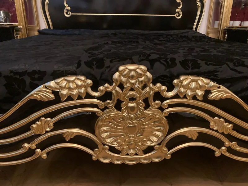 Pompöös by Casa Padrino Luxus Barock Doppelbett mit Matratze Schwarz / Gold - Pompööses Barock Bett designed by Harald Glööckler - Schlafzimmer Möbel im Barockstil - Barock Möbel - Edel & Prunkvoll