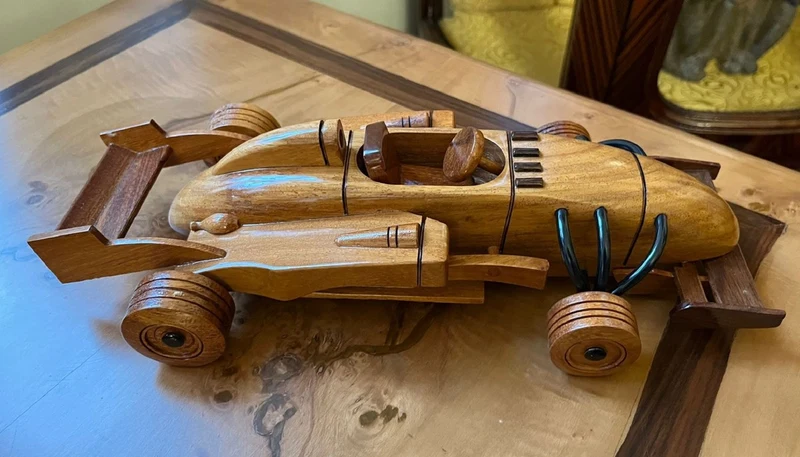 Casa Padrino Deko Auto Rennwagen Braun 31 x 14 x H. 9 cm - Handgefertigtes Holz Auto - Wohnzimmer Deko - Schreibtisch Deko - Deko Accessoires - Holz Autos