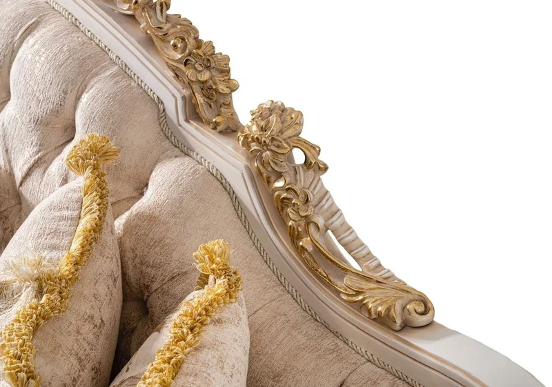 Casa Padrino Luxus Barock Sofa Beige / Weiß / Gold - Prunkvolles Wohnzimmer Sofa mit Glitzersteinen - Barockstil Wohnzimmer Möbel - Luxus Möbel im Barockstil - Barock Einrichtung - Edel & Prunkvoll