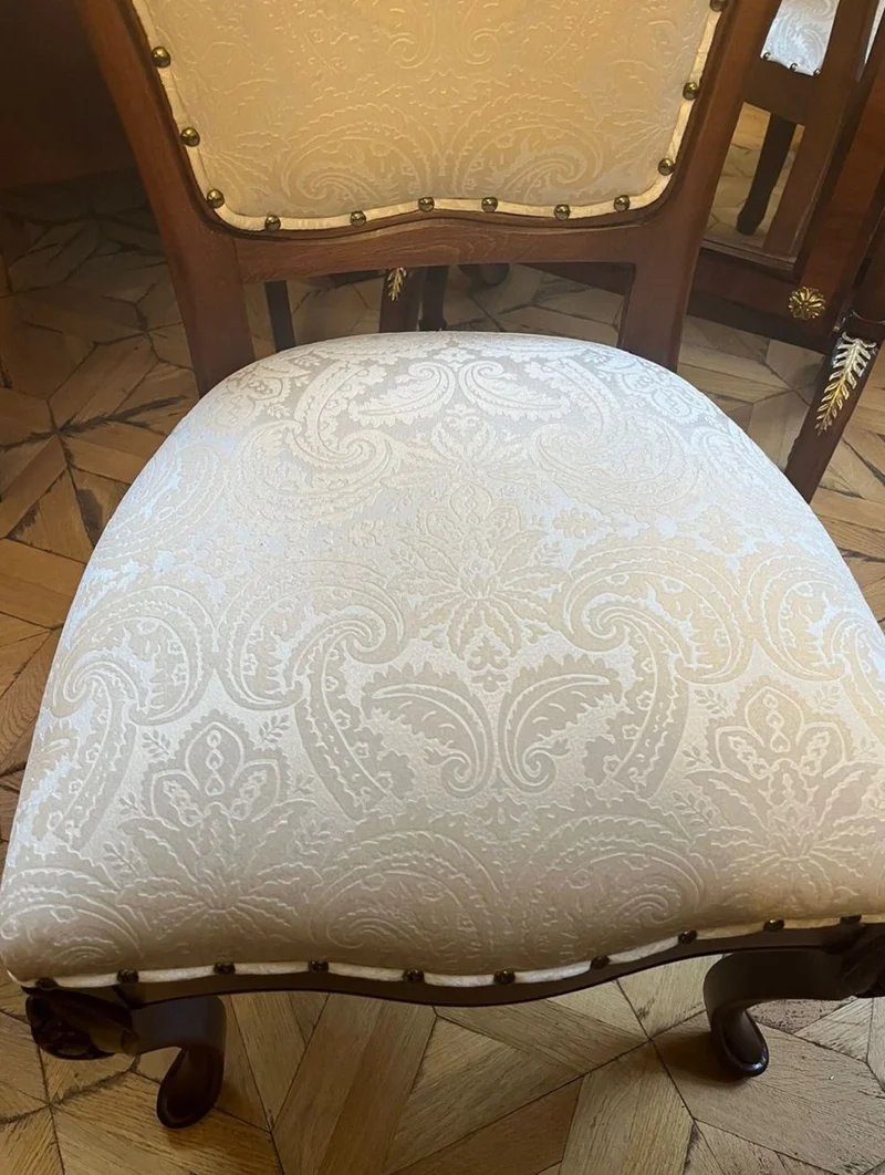 Casa Padrino Luxus Barock Esszimmerstuhl Cremefarben / Braun - Handgefertigter Massivholz Stuhl mit elegantem Muster - Barockstil Küchenstuhl - Barock Esszimmer Möbel - Edel & Prunkvoll