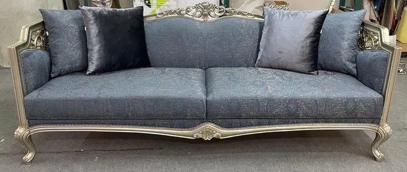 Casa Padrino Luxus Barock Sofa Blau / Silber / Gold - Prunkvolles Wohnzimmer Sofa - Barockstil Wohnzimmer Möbel - Barock Einrichtung - Luxus Möbel im Barockstil - Edel & Prunkvoll