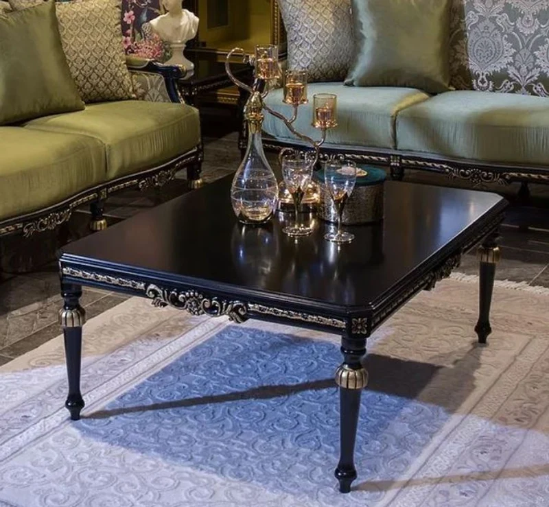 Casa Padrino Luxus Barock Wohnzimmer Set Grün / Schwarz / Gold - 2 Barock Sofas & 2 Barock Sessel & 1 Barock Couchtisch - Wohnzimmer Möbel im Barockstil - Barock Möbel - Barock Einrichtung