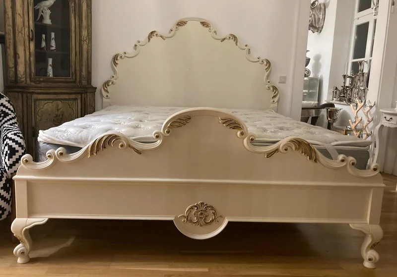 Casa Padrino Barock Doppelbett mit Matratze Creme / Gold - Prunkvolles Massivholz Bett - Schlafzimmer Möbel im Barockstil - Barock Möbel - Barock Einrichtung - Edel & Prunkvoll