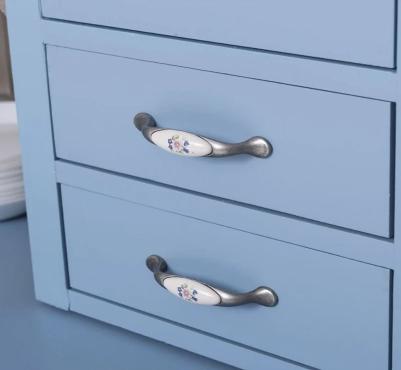 Casa Padrino Landhausstil Esszimmerschrank Hellblau / Grau 137 x 50 x H. 197 cm - Massivholz Küchenschrank - Esszimmer Möbel im Landhausstil - Landhausstil Esszimmer Einrichtung