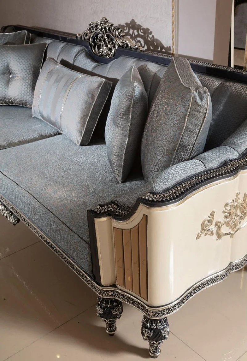 Casa Padrino Luxus Barock Sofa Hellblau / Beige / Schwarz / Gold - Prunkvolles Wohnzimmer Sofa mit elegantem Muster - Barock Wohnzimmer & Hotel Möbel - Edel & Prunkvoll
