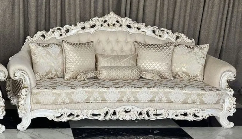 Casa Padrino Luxus Barock Sofa Creme / Weiß / Gold - Prunkvolles Wohnzimmer Sofa - Barockstil Wohnzimmer Möbel - Luxus Möbel im Barockstil - Barock Einrichtung - Wohnzimmer Einrichtung