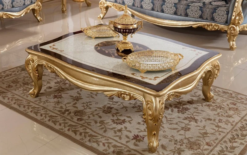 Casa Padrino Luxus Barock Wohnzimmer Set Blau / Gold - 2 Barock Sofas & 2 Barock Sessel & 1 Barock Couchtisch - Luxus Wohnzimmer Möbel im Barockstil - Barock Möbel - Barock Einrichtung