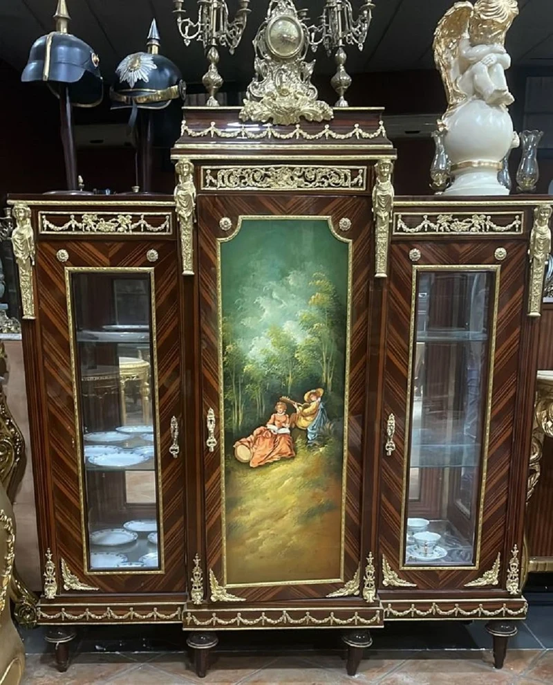 Casa Padrino Barock Vitrine Braun / Mehrfarbig / Gold - Handgefertigter Massivholz Antik Stil Vitrinenschrank mit 3 Türen - Barock Möbel - Antik Stil Möbel - Wohnzimmer Möbel im Barockstil