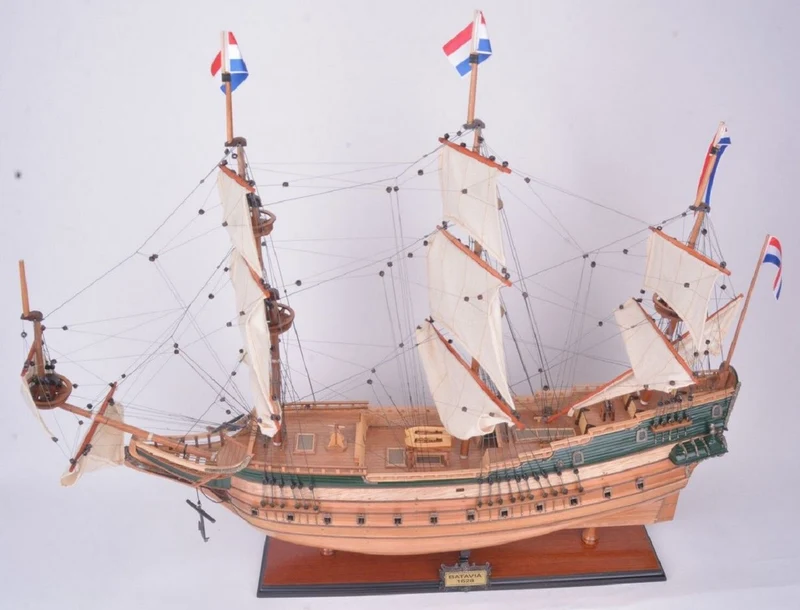 Casa Padrino Luxus Flaggschiff Batavia Naturfarben / Grün / Mehrfarbig 94 x 26,7 x H. 74,3 cm - Handgefertigtes Deko Schiff - Holzschiff - Segelschiff - Kriegsschiff - Luxus Deko Accessoires