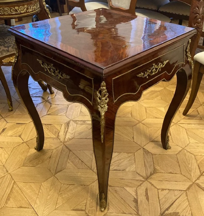 Casa Padrino Barock Beistelltisch mit Schach & Backgammon Spielfläche Dunkelbraun / Braun / Messing 60 x 60 x H. 71 cm - Antik Stil Möbel - Barock Möbel - Edel & Prunkvoll