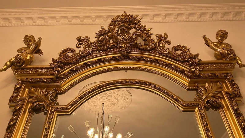Casa Padrino Barock Spiegel Gold - Handgefertigter Antik Stil Wandspiegel mit dekorativen Engelsfiguren - Wohnzimmer Spiegel - Garderoben Spiegel - Prunkvolle Barock Möbel