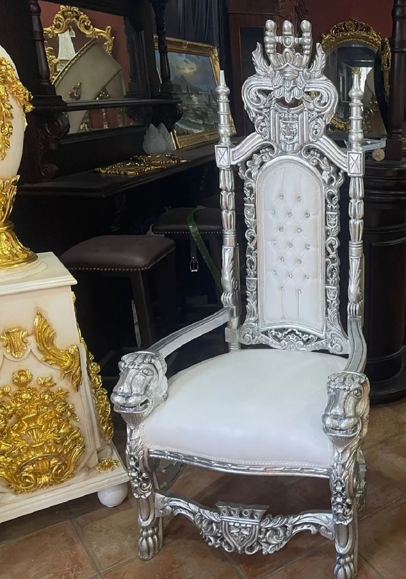 Casa Padrino Barock Thron Sessel mit Kunstleder und Glitzersteinen Weiß / Silber - Handgefertigter Königssessel - Hochzeitssessel - Riesensessel - Prunkvolle Barock Möbel