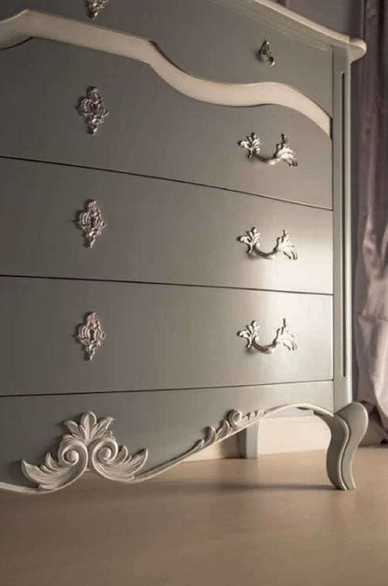 Casa Padrino Luxus Barock Kommode Grau / Weiß - Handgefertigte Massivholz Kommode mit 4 Schubladen - Barockstil Schlafzimmer Möbel - Barock Möbel - Luxus Qualität - Made in Italy