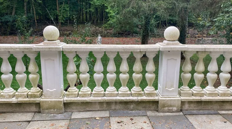Casa Padrino Barock Garten Deko Säule mit Kugel Weiß 33 x 33 x H. 106 cm - Antik Stil Stein Säule - Prunkvolle Gartensäule - Barock Garten & Terrassen Deko Accessoires - Gartendeko im Barockstil