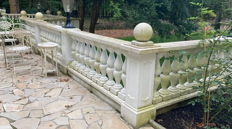 Casa Padrino Barock Garten Deko Säule Weiß 33 x 33 x H. 82 cm - Antik Stil Stein Säule - Prunkvolle Gartensäule - Barock Garten & Terrassen Deko Accessoires - Gartendeko im Barockstil