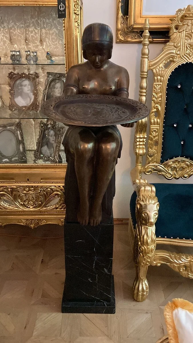 Casa Padrino Luxus Bronze Deko Skulptur Frau mit Teller Bronzefarben / Schwarz 43 x 63 x H. 145 cm - Deko Figur mit Marmorsockel - Wohnzimmer Deko - Büro Deko - Luxus Kollektion