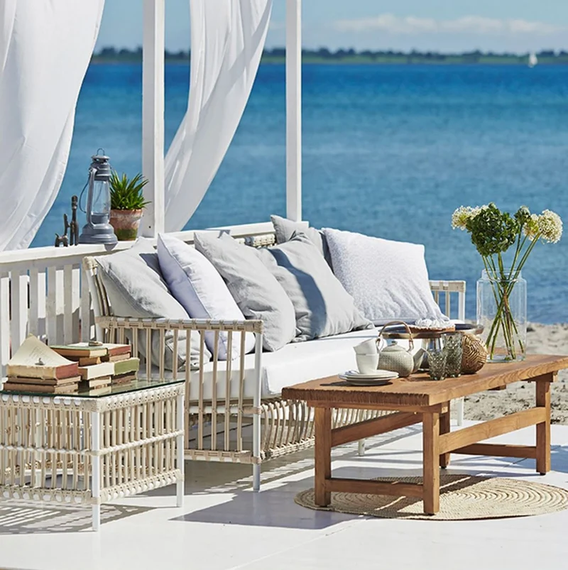 Casa Padrino Luxus Gartentisch Weiß / Grau 60 x 60 x H. 43 cm - Wetterbeständiger Garten & Terrassen Beistelltisch mit Glasplatte - Moderne Garten & Terrassen Möbel - Luxus Kollektion