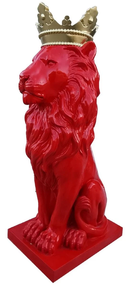 Casa Padrino Luxus Dekofigur Löwe mit Krone Rot / Gold H. 80 cm - Wetterbeständige Deko Skulptur - Wohnzimmer Deko - Garten & Terrassen Deko Tierfigur