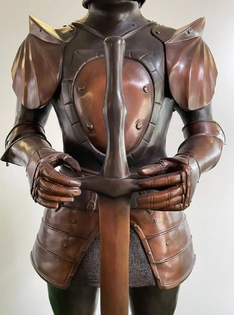 Casa Padrino Luxus Mittelalter Deko Bronze Skulptur Ritter mit Schwert 79 x 61 x H. 241 cm - Große Bronze Dekofigur mit Sockel - Mittelalter Deko Accessoires - Luxus Qualität