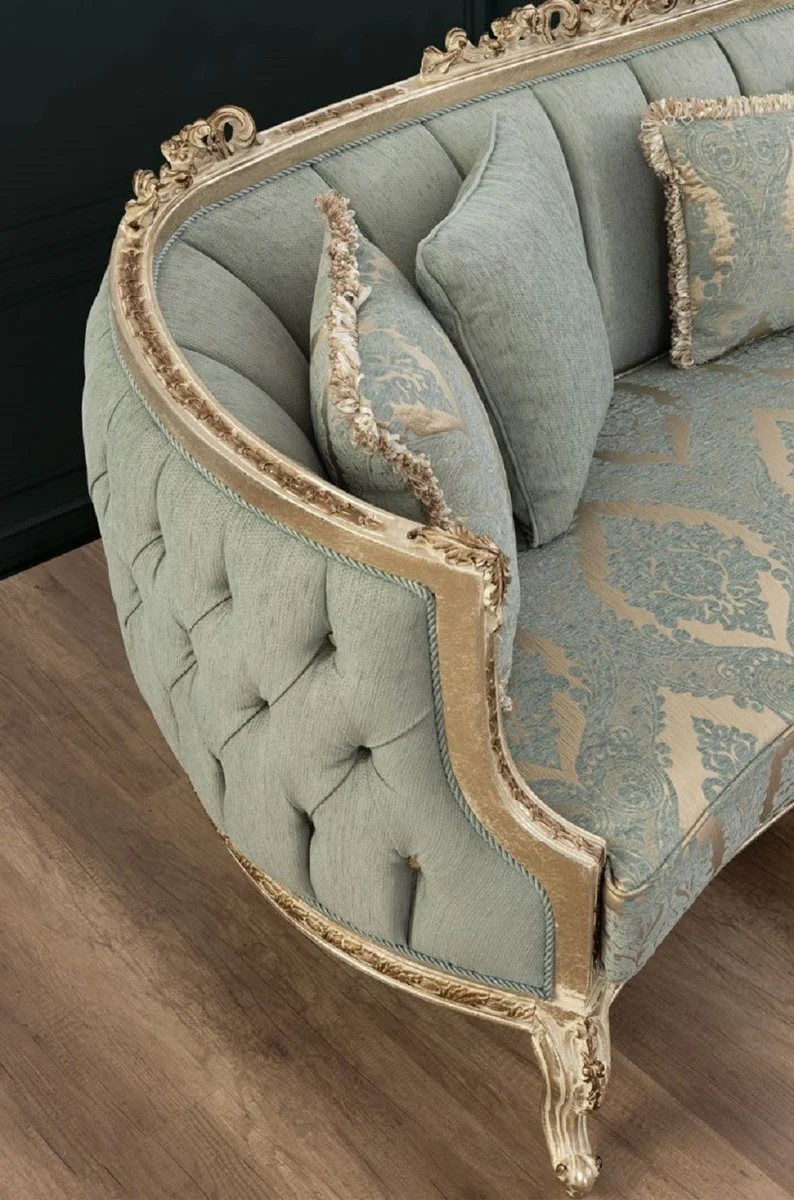 Casa Padrino Luxus Barock Wohnzimmer Set Grün / Antik Gold - 2 Sofas & 2 Sessel & 1 Couchtisch - Handgefertigte Wohnzimmer Möbel im Barockstil - Edel & Prunkvoll