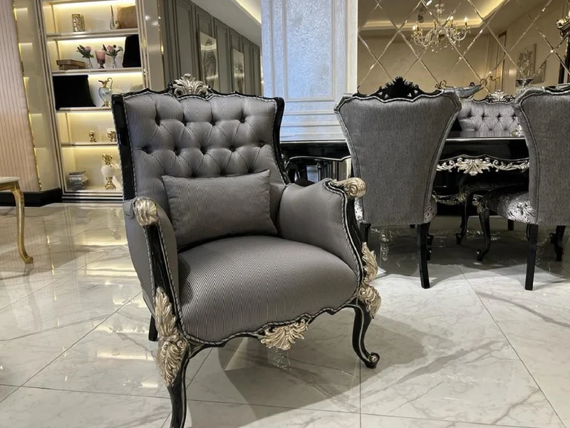 Casa Padrino Luxus Barock Wohnzimmer Sessel Silber / Schwarz / Silber - Handgefertigter Barockstil Sessel mit dekorativem Kissen - Barock Wohnzimmer Möbel