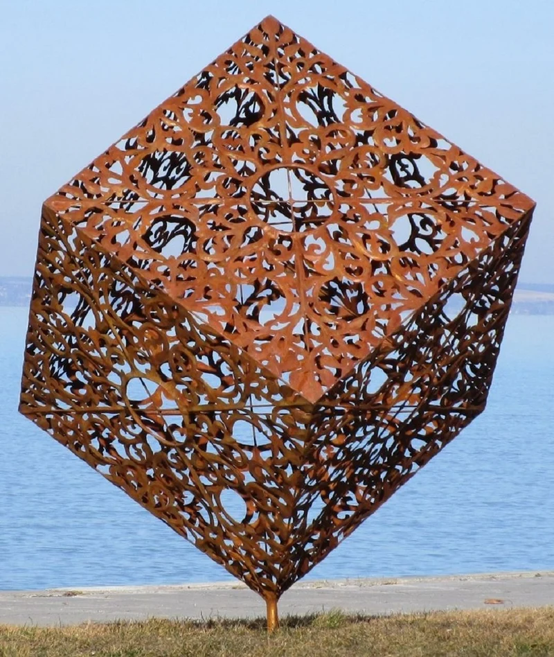 Casa Padrino Luxus Stahl Garten Skulptur Würfel Rostfarben 150 x 130 x H. 170 cm - Handgefertigte Wetterbeständige Garten Dekoration - Luxus Kollektion
