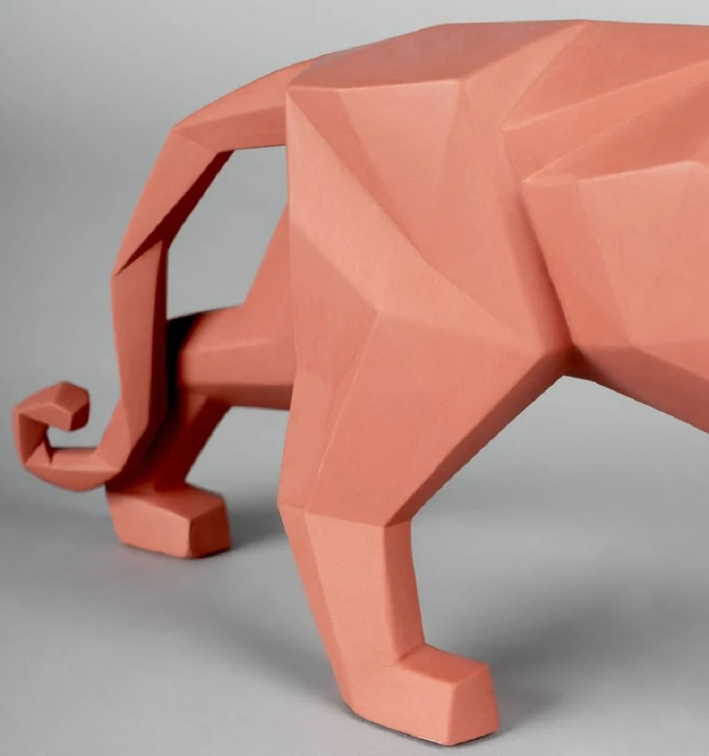 Casa Padrino Luxus Porzellan Panther Skulptur Matt Korallenrot 50 x 12 x H. 19 cm - Hangefertigte Deko Figur aus feinstem spanischen Porzellan - Luxus Deko Accessoires