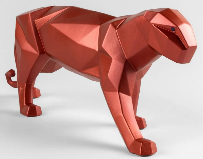 Casa Padrino Luxus Porzellan Panther Skulptur Rot Metallic 50 x 12 x H. 19 cm - Hangefertigte Deko Figur aus feinstem spanischen Porzellan - Luxus Deko Accessoires