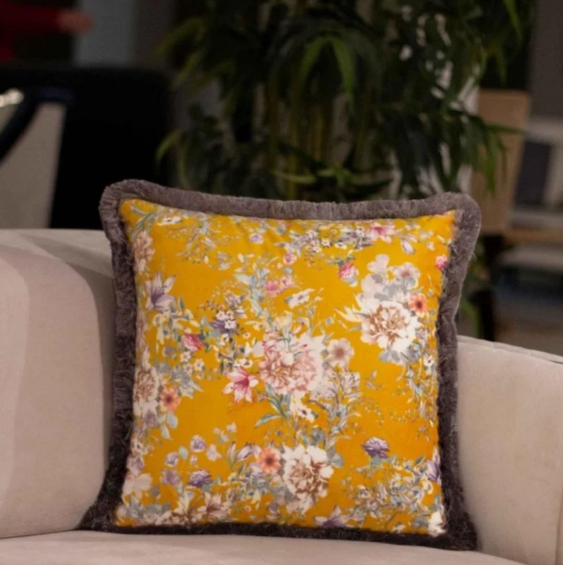 Casa Padrino Luxus Deko Kissen Blumen Design Gelb / Mehrfarbig / Grau 45 x 45 cm - Bedrucktes Samt Kissen mit Fransen - Deko Accessoires
