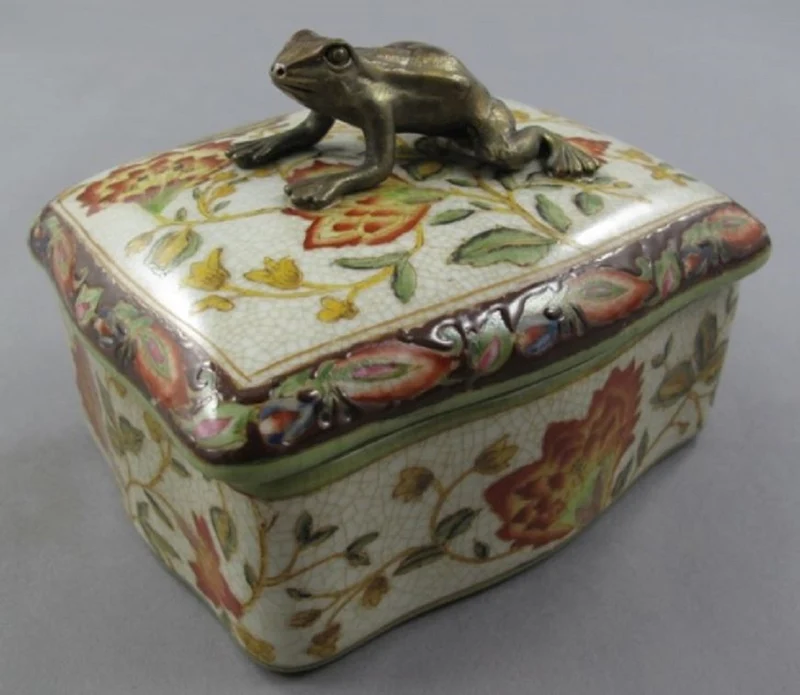 Casa Padrino Barock Schmuckschatulle Mehrfarbig / Antik Messingfarben 14 x H. 10 cm - Porzellan Aufbewahrungsbox mit Blumen Design und dekorativem Frosch Griff - Barock Deko Accessoires