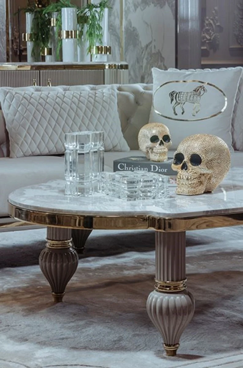 Casa Padrino Luxus Art Deco Couchtisch Grau / Weiß / Gold 160 x 87 x H. 46 cm - Prunkvoller Massivholz Wohnzimmertisch mit Kunstmarmor Tischplatte - Art Deco Wohnzimmer Möbel