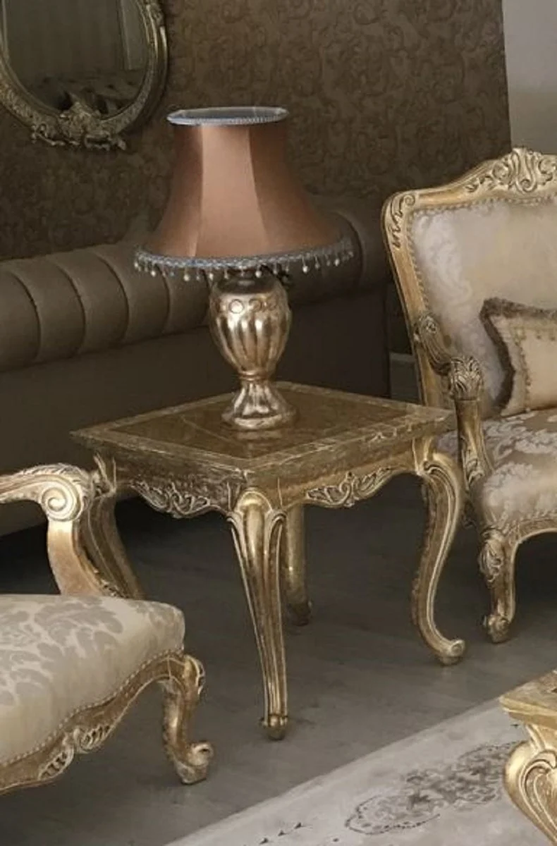 Casa Padrino Luxus Barock Wohnzimmer Set Gold / Antik Gold - 2 Sofas & 2 Sessel & 1 Couchtisch & 2 Beistelltische - Handgefertigte Wohnzimmer Möbel im Barockstil - Edel & Prunkvoll