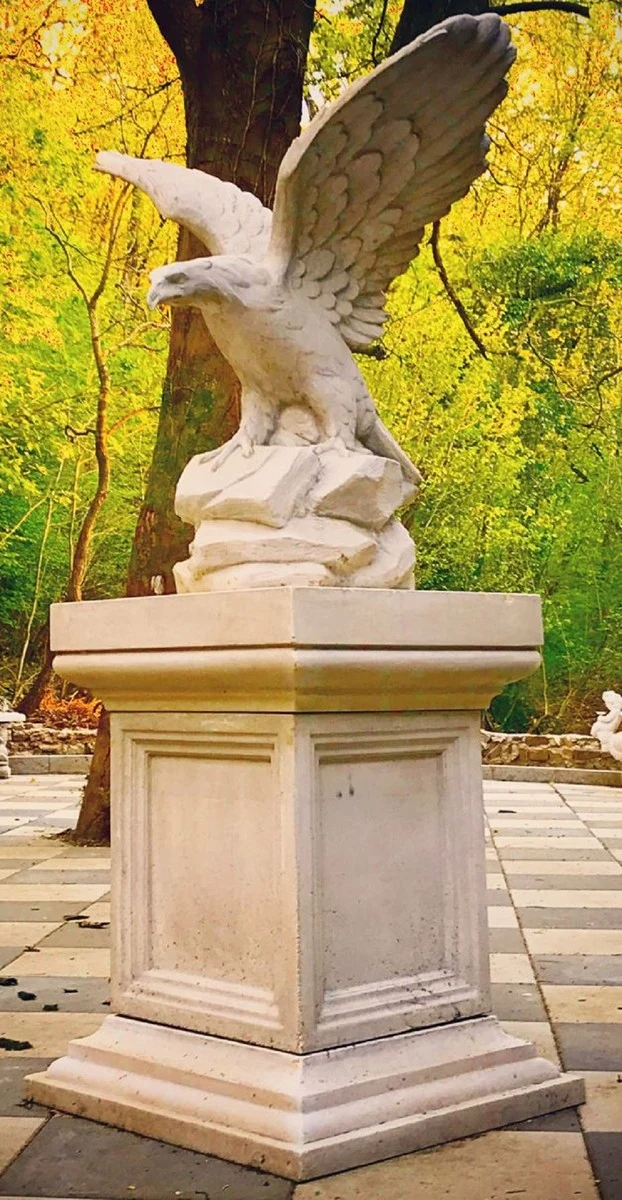 Casa Padrino Gartendeko Adler Skulptur mit Barock Sockel Weiß 110 x 70 x H. 233 cm - Garten Deko Figur - Garten & Terrassen Deko Accessoires