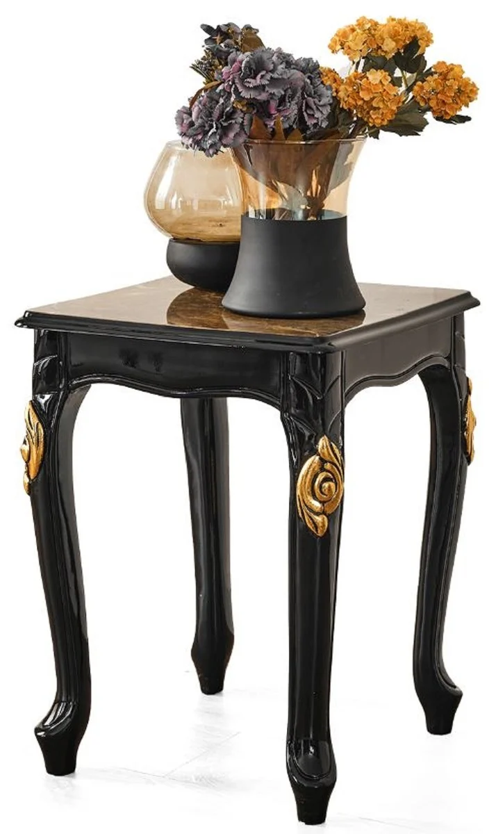 Casa Padrino Luxus Barock Wohnzimmer Set Braun / Schwarz / Gold - 2 Sofas & 2 Sessel & 1 Couchtisch & 2 Beistelltische - Wohnzimmer Möbel im Barockstil - Edel & Prunkvoll