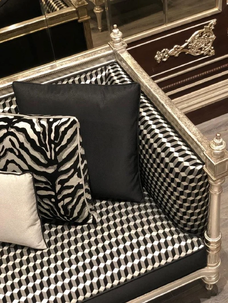 Casa Padrino Luxus Barock Sofa Schwarz / Silber / Antik Silber - Wohnzimmer Sofa mit elegantem Muster - Edel & Prunkvoll
