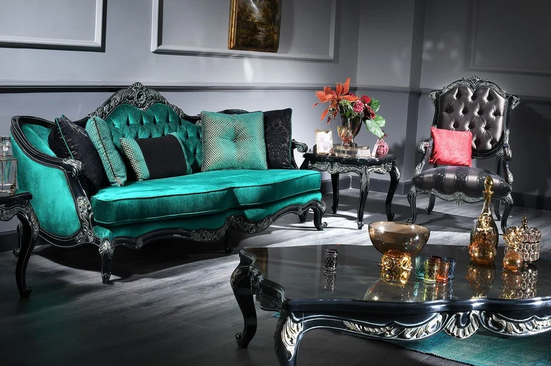 Casa Padrino Luxus Barock Wohnzimmer Set Grün / Schwarz / Gold - 2 Sofas & 2 Sessel & 1 Couchtisch & 2 Beistelltische - Prunkvolle Barock Möbel - Luxus Qualität