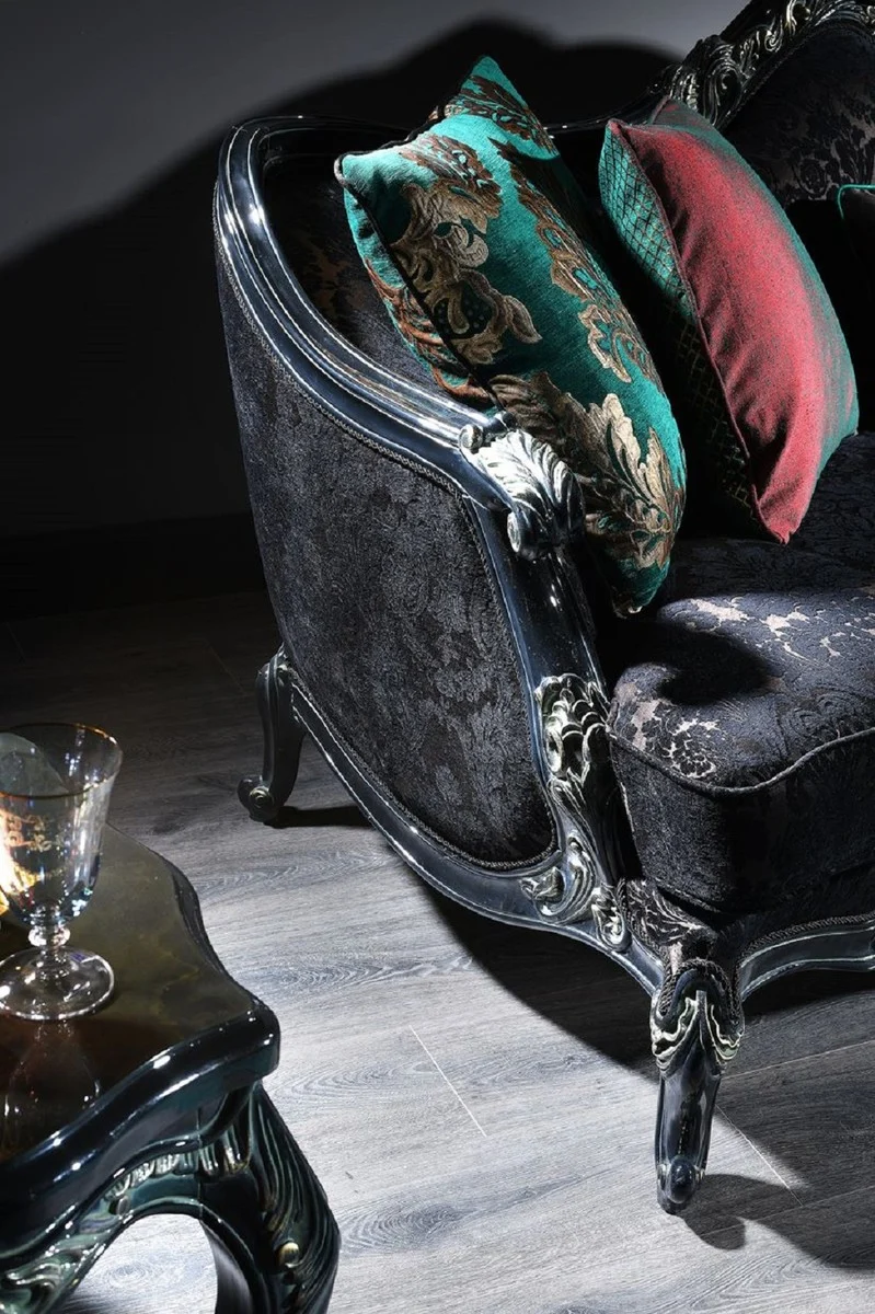 Casa Padrino Luxus Barock Wohnzimmer Set Grün / Schwarz / Gold - 2 Sofas & 2 Sessel & 1 Couchtisch & 2 Beistelltische - Prunkvolle Barock Möbel - Luxus Qualität