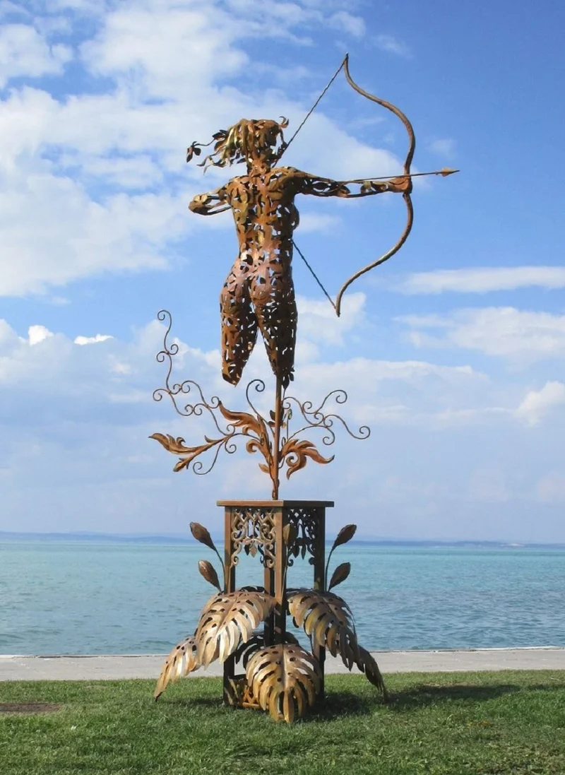 Casa Padrino Luxus Stahl Garten Skulptur Frau mit Bogen Rostfarben 160 x 100 x H. 328 cm - Handgefertigte Garten Deko Figur - Luxus Garten Dekoration