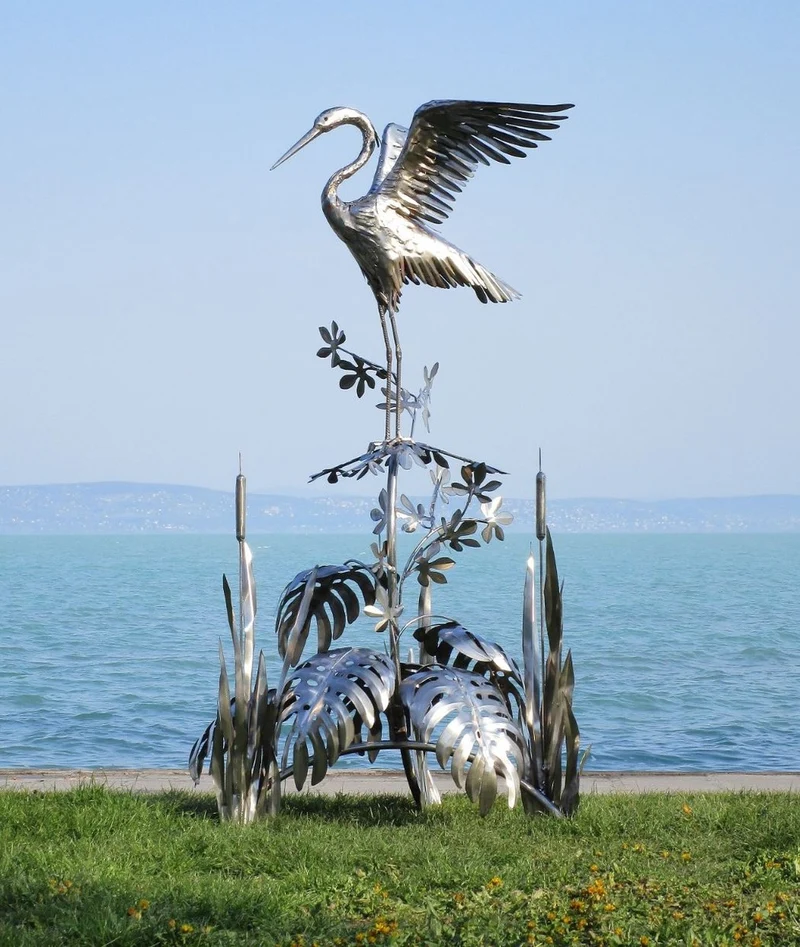 Casa Padrino Luxus Edelstahl Garten Skulptur Reiher auf Ast Silber 103 x 108 x H. 218 cm - Handgefertigte Garten Deko Figur - Luxus Garten Dekoration