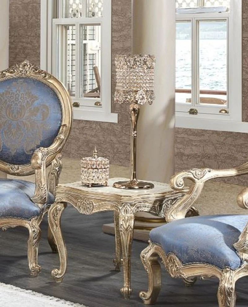 Casa Padrino Luxus Barock Wohnzimmer Set Hellblau / Weiß / Antik Gold - 2 Sofas & 2 Sessel & 1 Couchtisch & 2 Beistelltische - Barock Wohnzimmer Möbel - Edel & Prunkvoll
