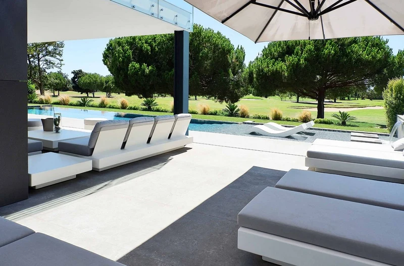 Casa Padrino Luxus 2er Gartensofa Grau / Matt Weiß 140 x 90 x H. 70 cm - Wetterbeständiges Garten Terrassen Sofa - Hotel Möbel - Luxus Qualität