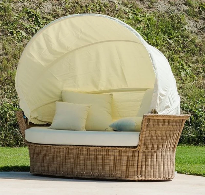 Casa Padrino Luxus Liegeinsel Naturfarben / Weiß 186 x 141 x H. 174 cm - Handgewebtes Wetterbeständiges Lounge Sofa mit Sonnendach - Moderne Garten Terrassen Hotel Möbel