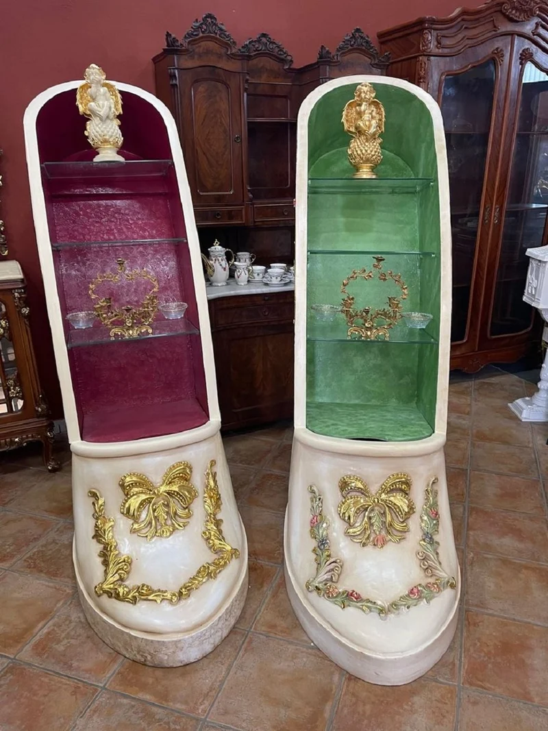 Casa Padrino Luxus Barock High Heel Vitrine Lila / Creme / Gold - Handgefertigter Massivholz Damenschuh Vitrinenschrank - Prunkvolle Barock Möbel