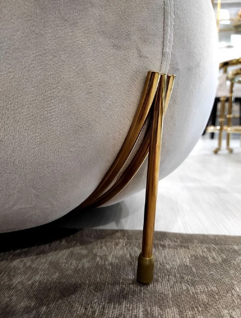 Casa Padrino Luxus Samt Rundhocker Grau / Gold Ø 80 x H. 40 cm - Moderner Runder Sitzhocker - Wohnzimmer Hocker - Moderne Wohnzimmer Möbel
