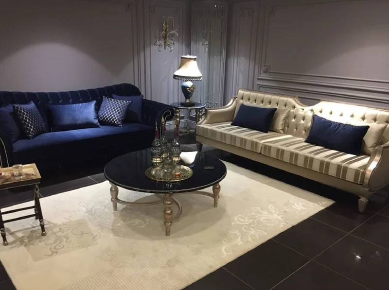 Casa Padrino Luxus Barock Sofa Gold / Weiß / Antik Silber - Handgefertigtes Wohnzimmer Sofa mit Streifen - Barock Wohnzimmer Möbel - Edel & Prunkvoll