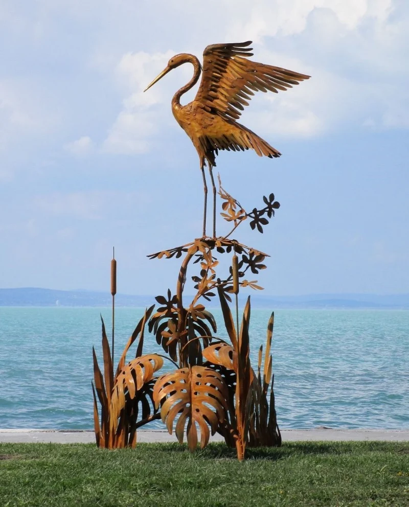 Casa Padrino Luxus Stahl Garten Skulptur Reiher auf Ast Rostfarben 103 x 108 x H. 218 cm - Handgefertigte Garten Deko Figur - Luxus Garten Dekoration