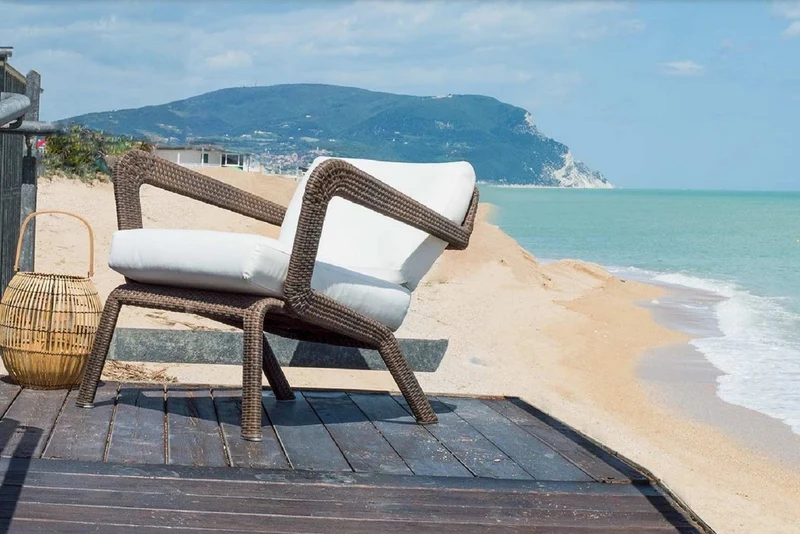 Casa Padrino Luxus Gartensessel Braun / Weiß 74 x 72 x H. 66 cm - Handgewebter Wetterbeständiger Sessel - Garten Terrassen Hotel Pool Sessel Möbel - Luxus Qualität