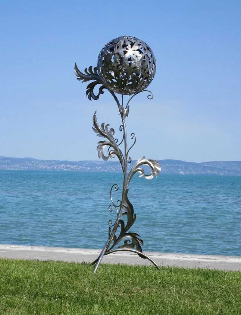 Casa Padrino Barock Edelstahl Garten Skulptur Säule mit Kugel Silber 85 x 82 x H. 200 cm - Handgefertigte Wetterbeständige Garten Dekoration